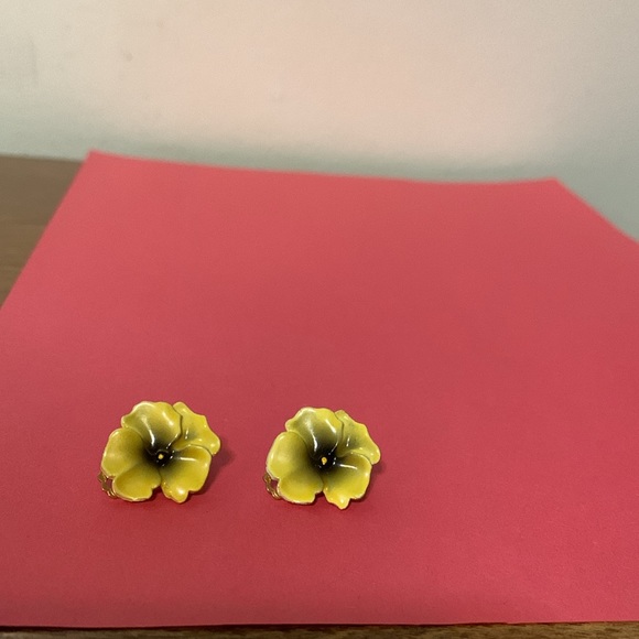 Yellow floral clip on earrings - Picture 2 of 4